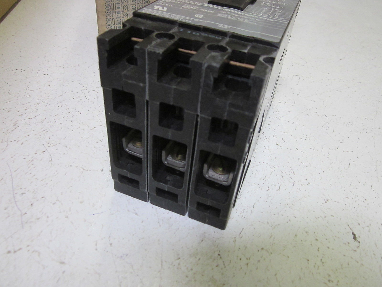 SIEMENS ED63A003 CIRCUIT BREAKER 3A 3P 600VAC  *NEW IN BOX*