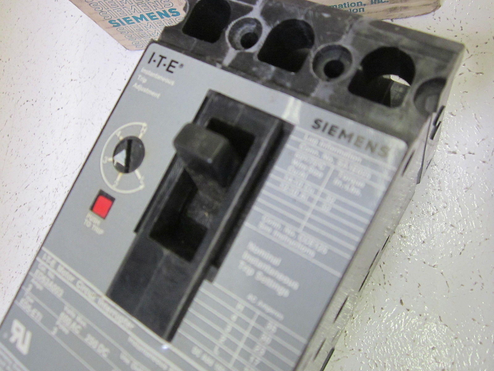 SIEMENS ED63A003 CIRCUIT BREAKER 3A 3P 600VAC  *NEW IN BOX*