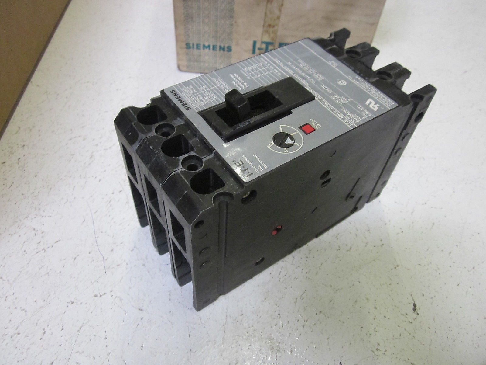 SIEMENS ED63A003 CIRCUIT BREAKER 3A 3P 600VAC  *NEW IN BOX*