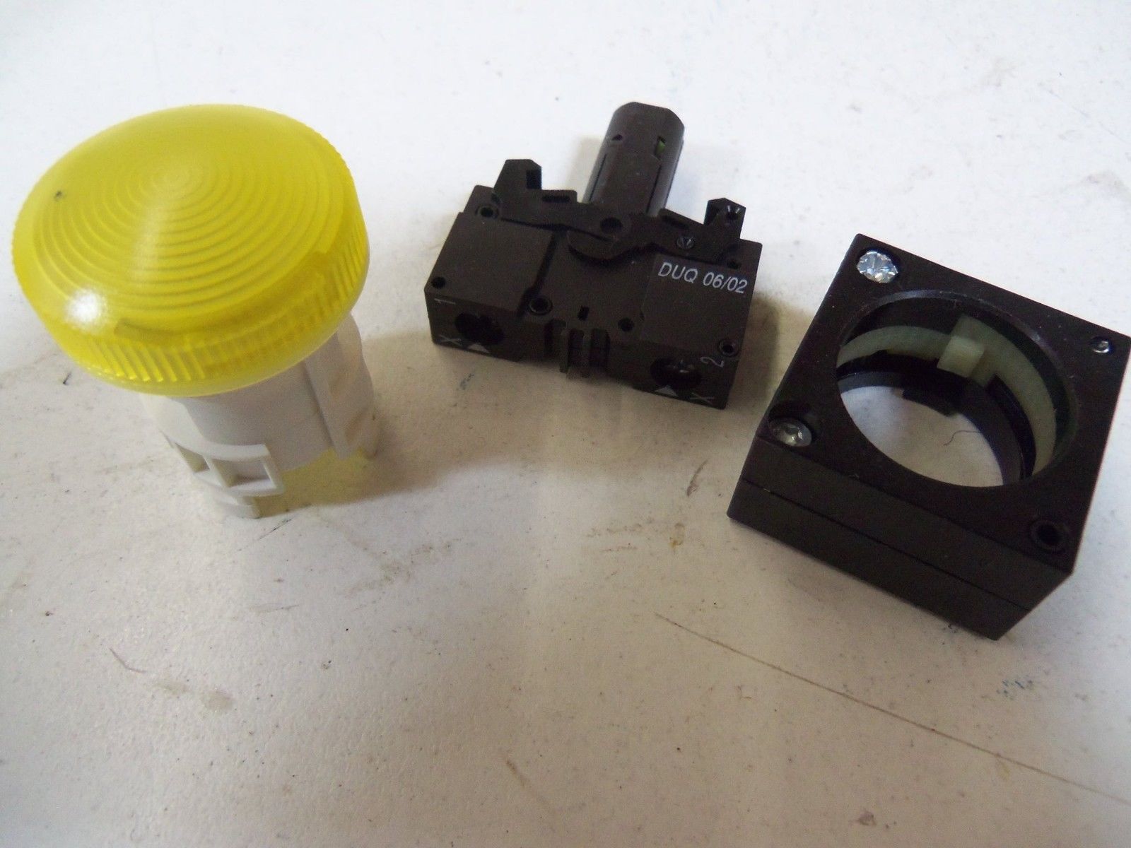 SIEMENS INDICATOR LIGHT (YELLOW) 3SB3 248-6BA30 *NEW IN BOX*