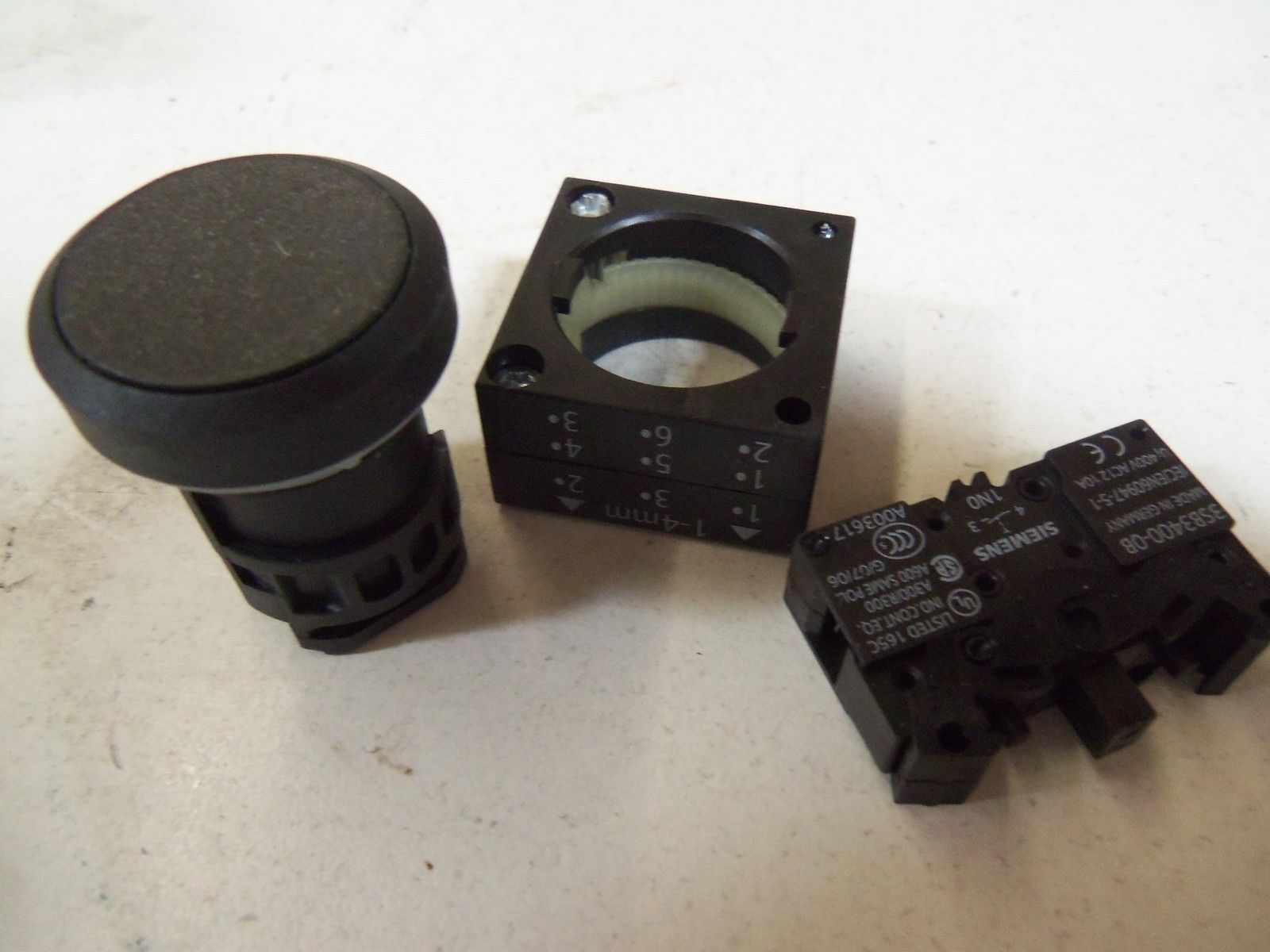 SIEMENS PUSH BUTTON (BLACK) 3SB3 202-0AA11 *NEW IN BOX*