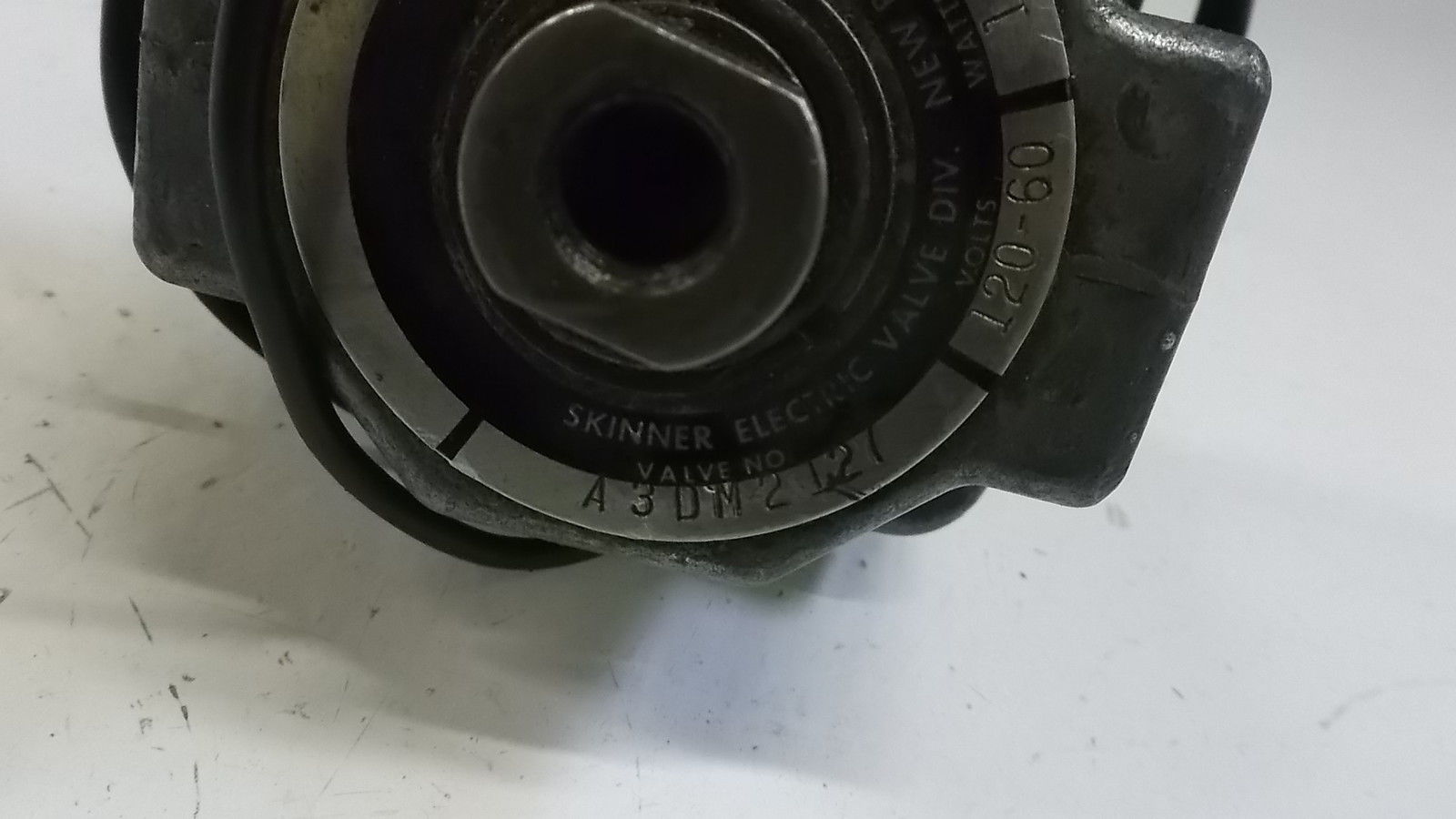 SKINNER VALVE A3DM2127 120-60 V UNMP