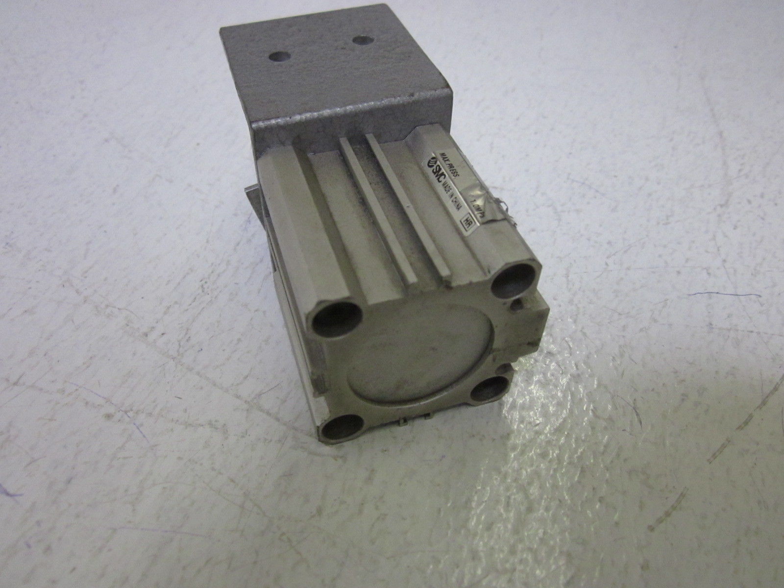 SMC CQ2B32-25D COMPACT CYLINDERS UNMP