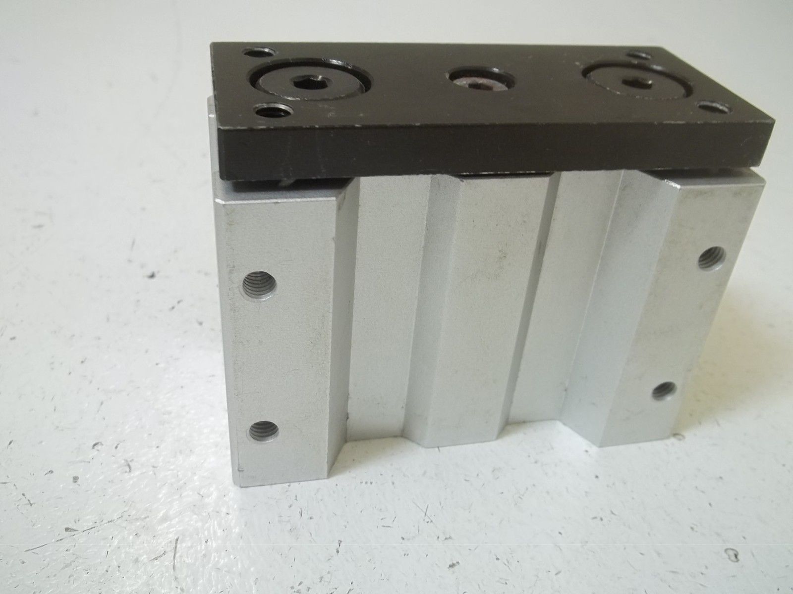 SMC MGQM25-20-XC18 PNEUMATIC AIR CYLINDER UNMP