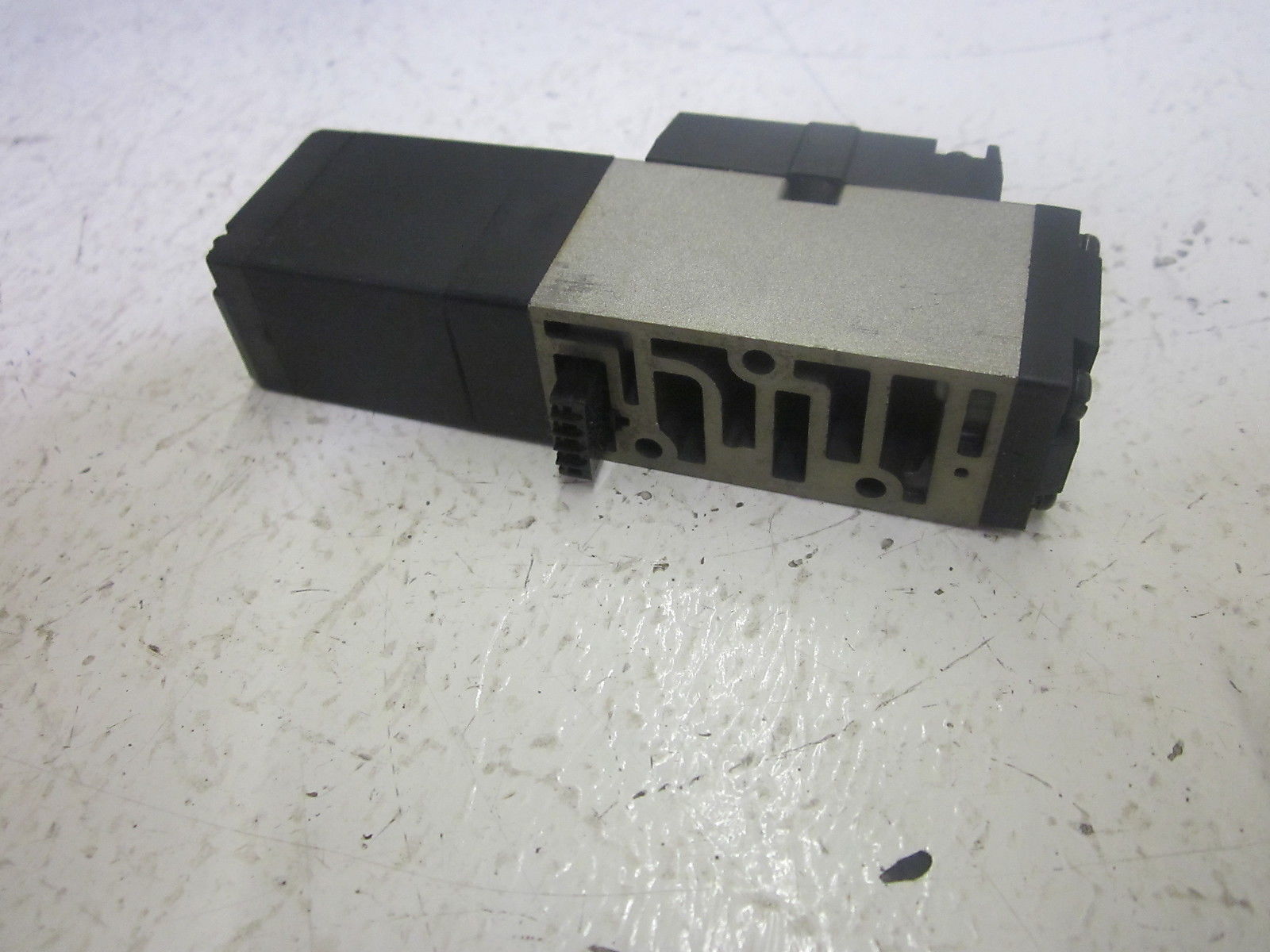 SMC NVFS2100R-3FZ SOLENOID VALVE 110VAC UNMP