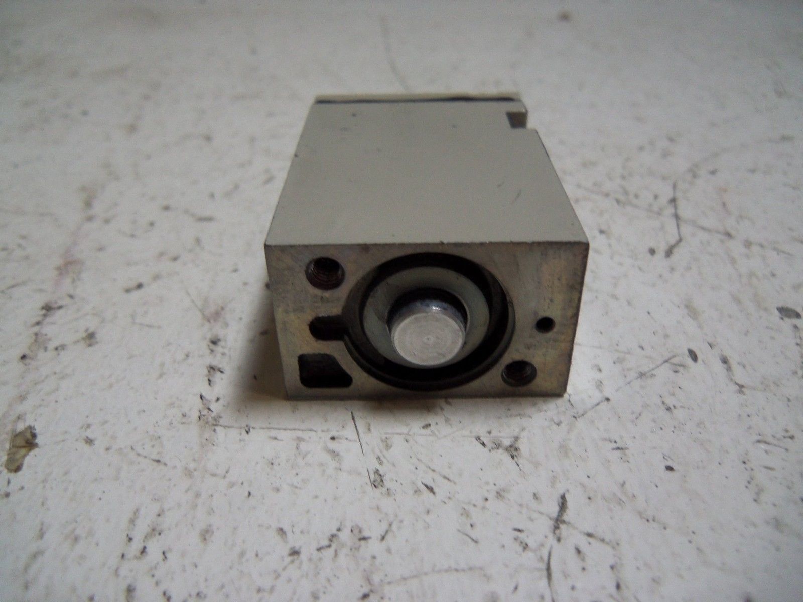 SMC SYJ714-5L0Z SOLENOID VALVE UNMP