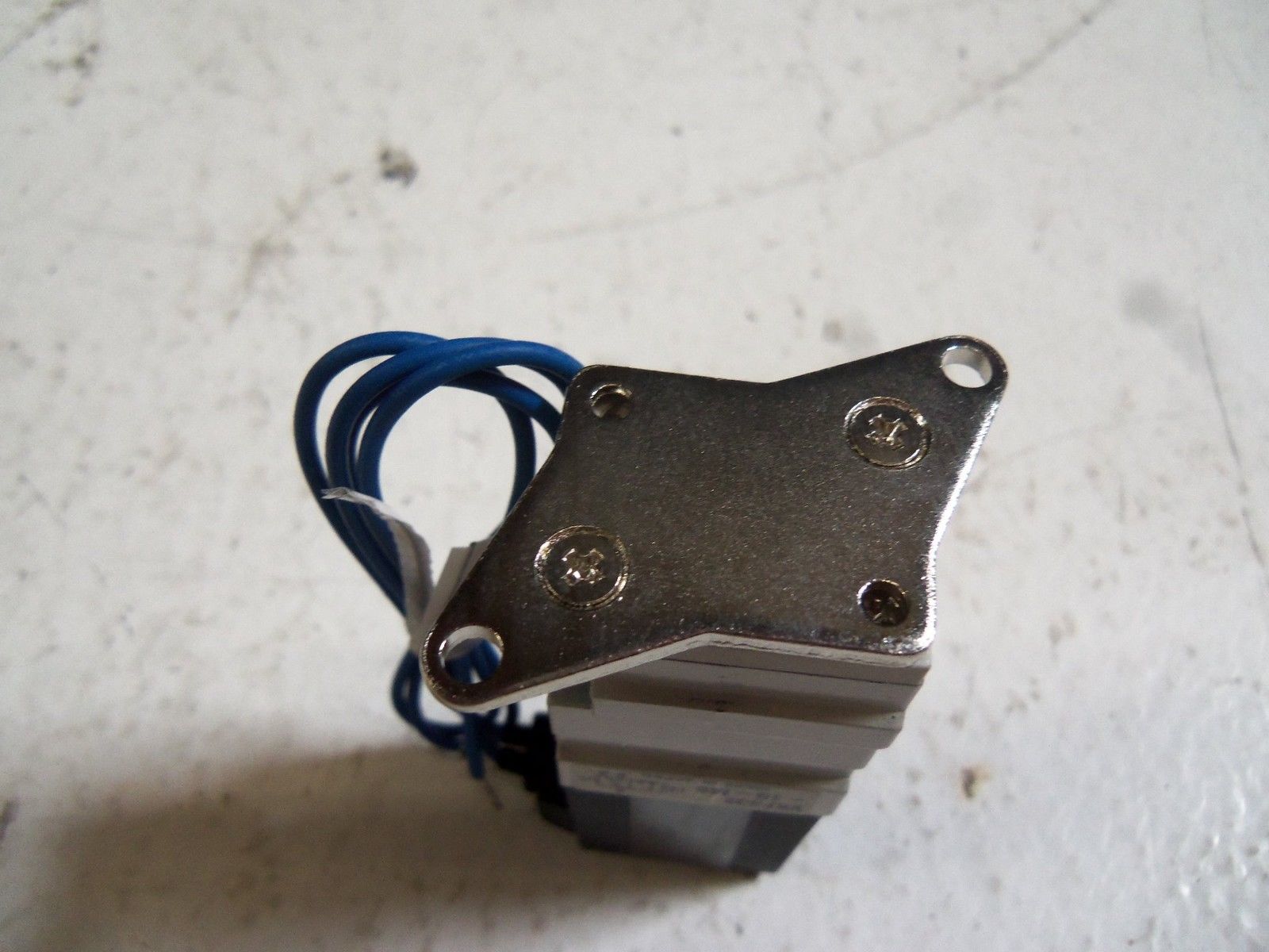 SMC VKF332-1G-M5 SOLENOID VALVE UNMP