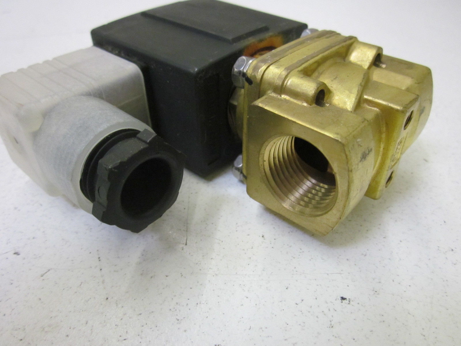 SMC VX2360 SOLENOID VALVE UNMP