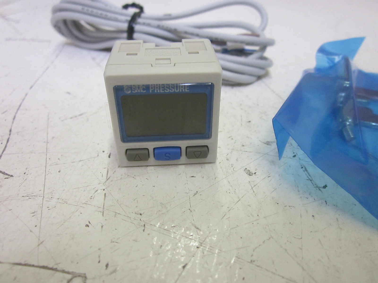 SMC ZSE30AF-C4H-N-MLA1 PRESSURE SWITCH 12-24VDC NSMP