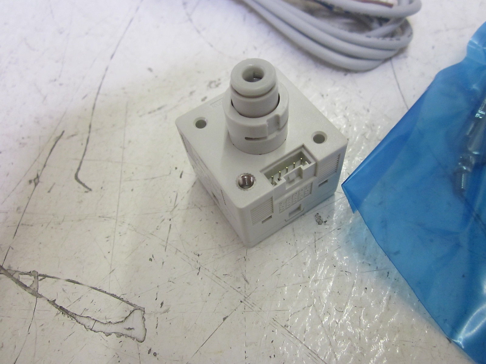 SMC ZSE30AF-C4H-N-MLA1 PRESSURE SWITCH 12-24VDC NSMP