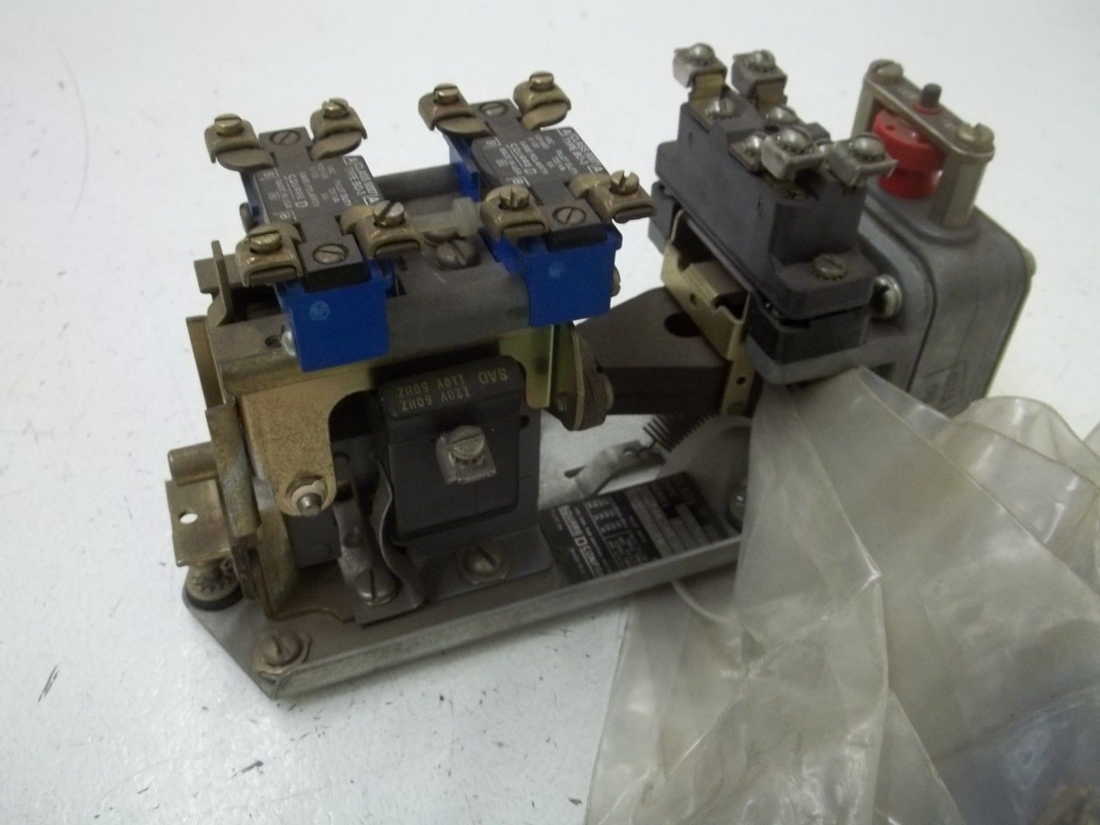 SQUARE D 9050-B03R SER.E PNEUMATIC TIMING RELAY 120V UNMP