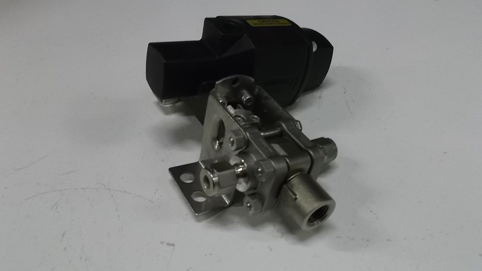 SWAGELOK VALVE JD2487001 SS-R62XTS4 UNMP