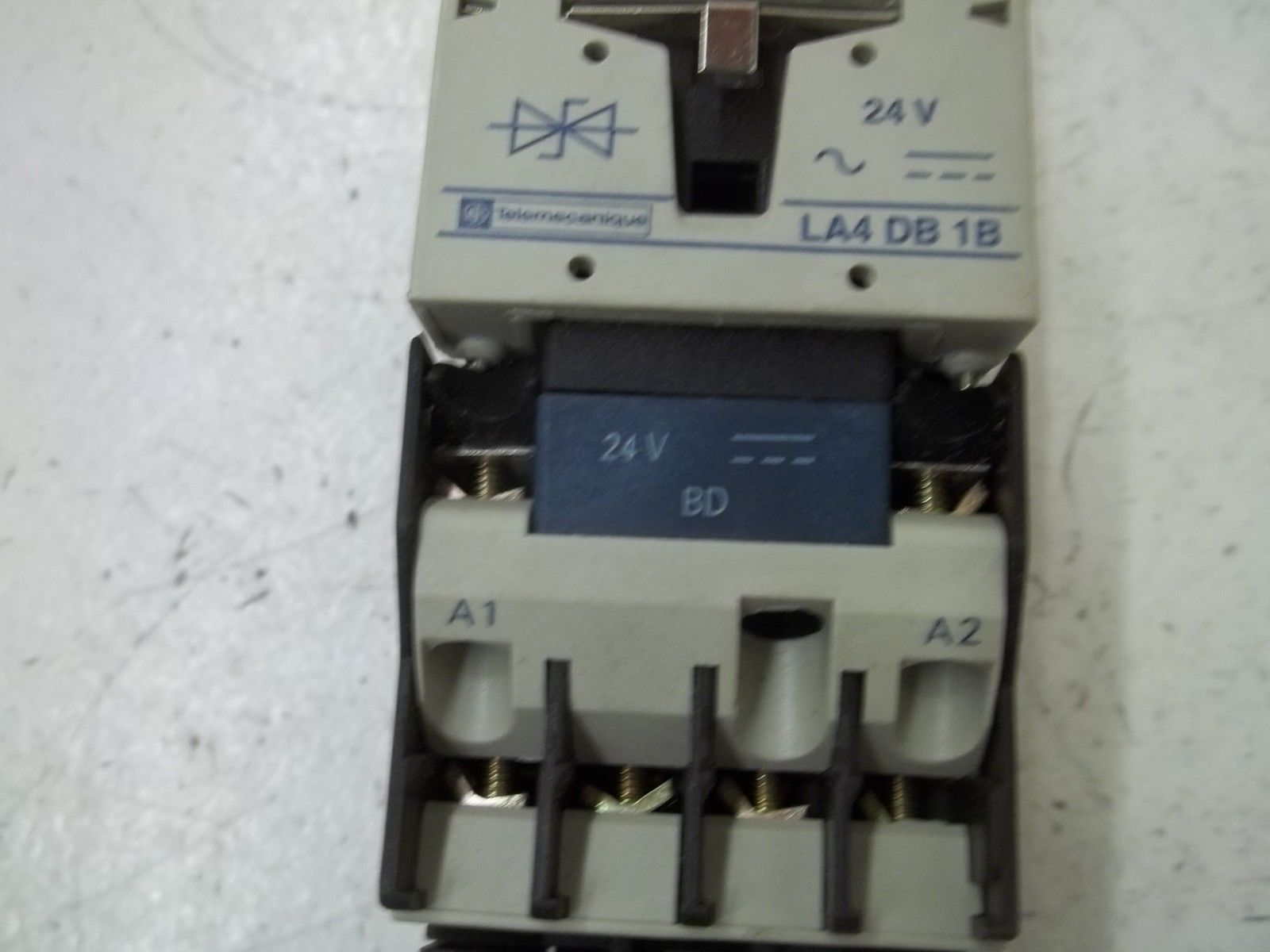 TELEMECANIQUE LA4DB1B W/ LA1DN22 24V UNMP