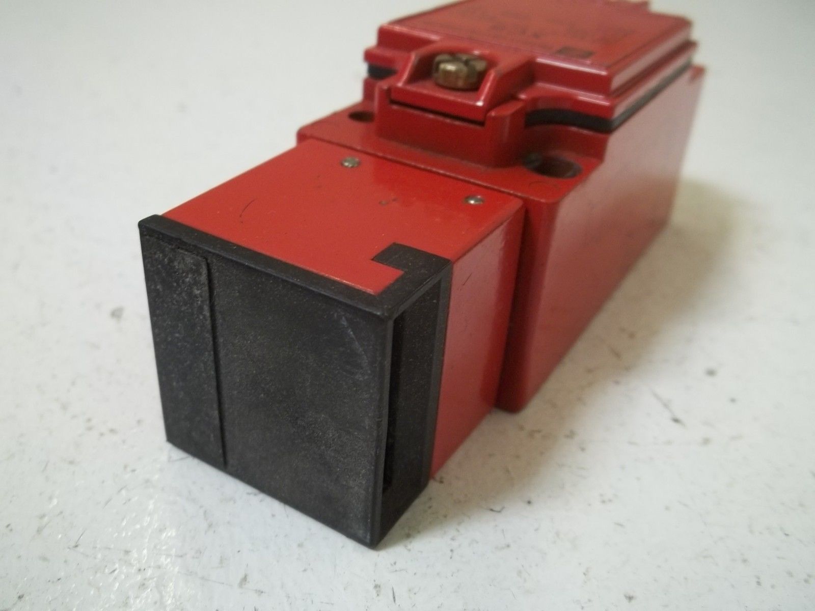 TELEMECANIQUE XCS-A803 SAFETY LIMIT SWITCH UNMP
