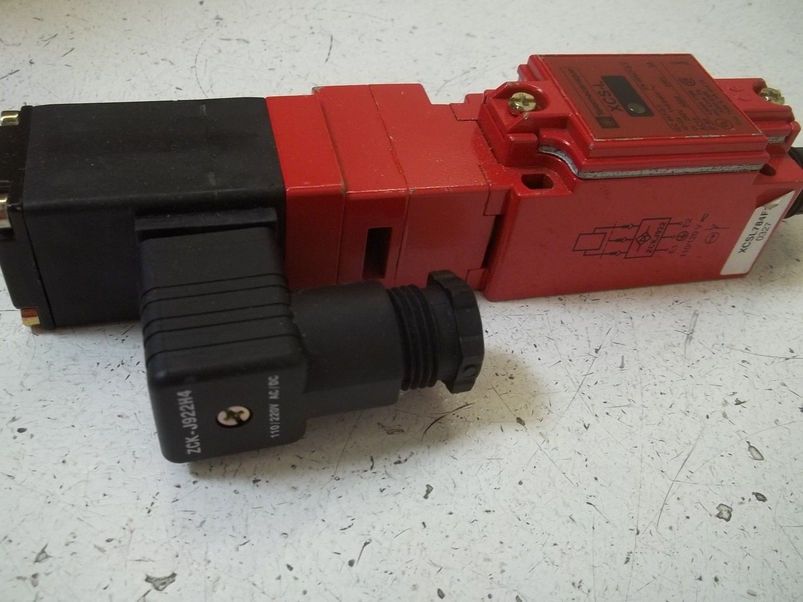 TELEMECANIQUE XCSL784F3 LIMIT SWITCH UNMP