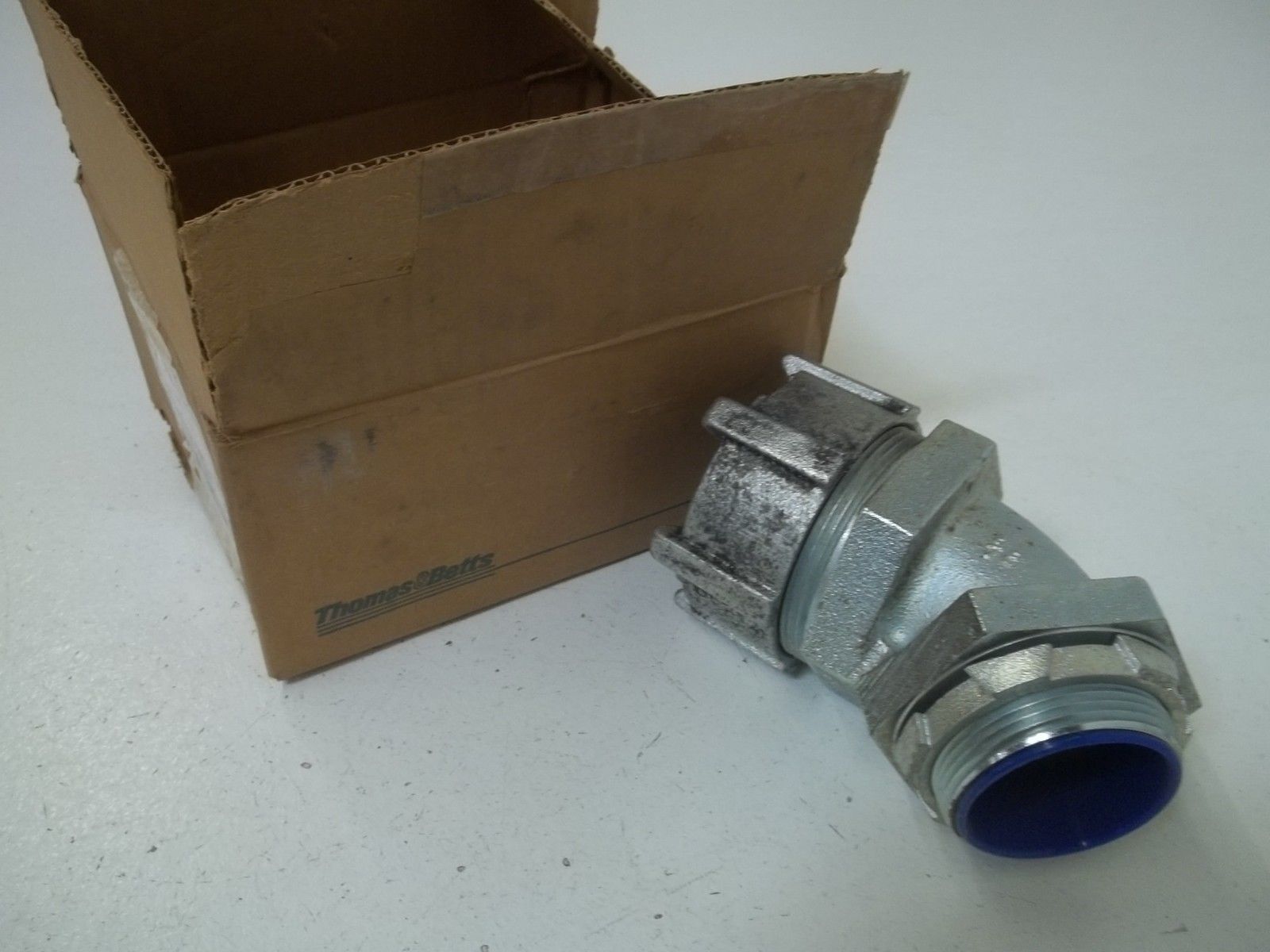 THOMAS & BETTS 5348 2-1/2" CONDUIT CONNECTOR 45-DEGREE ANGEL *NEW IN BOX*