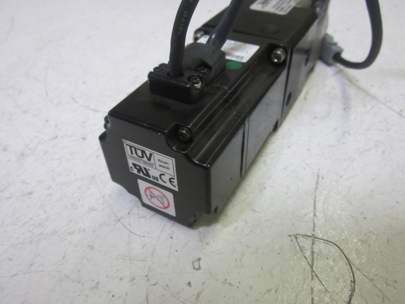 THOMAS MICRON 42-114332-8248 GEARHEAD W/ YASKAWA SGMAN-02BAF41 MOTOR  UNMP