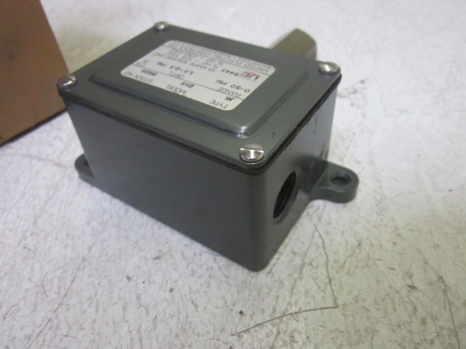 UNITED ELECTRIC J6-258 PRESSURE SWITCH 0-50 PSI NSMP