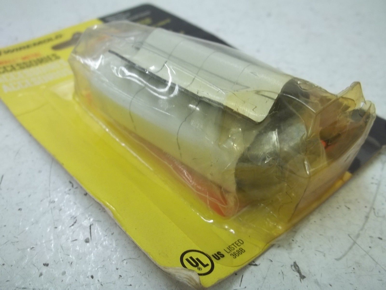 WIREMOLD B9-10-11 ON-WALL METAL (IVORY) (AS PICTURED)NSMP
