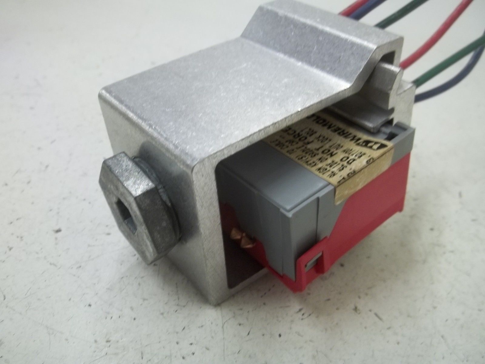 WIREMOLD T208BC75 3/4" TAP & FIXTURE HANGER 20A/208V GRAY/REDNSMP