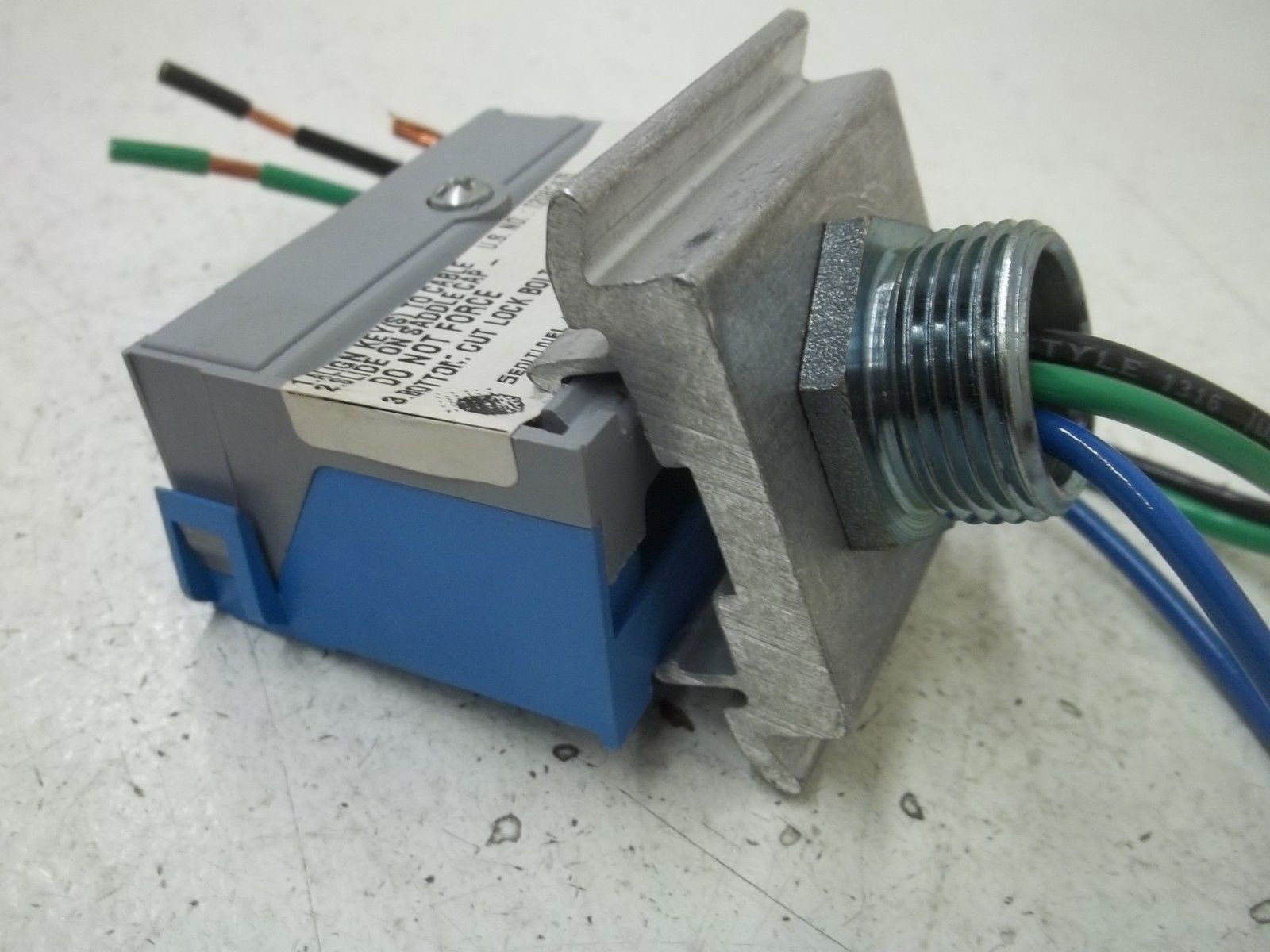 WIREMOLD T208CA75 3/4" TAP & FIXTURE HANGER 20A/1208V GRAY/BLUE NSMP