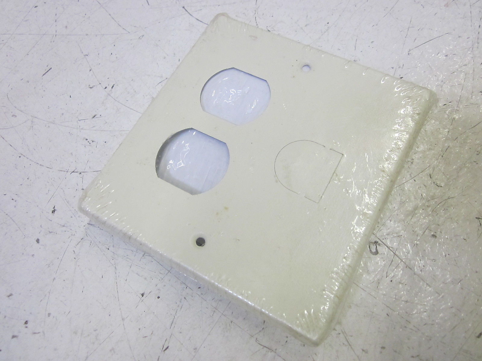 WIREMOLD V4047BH WALL PLATE 2-GANG ONE DUPLEX IVORY NSMP