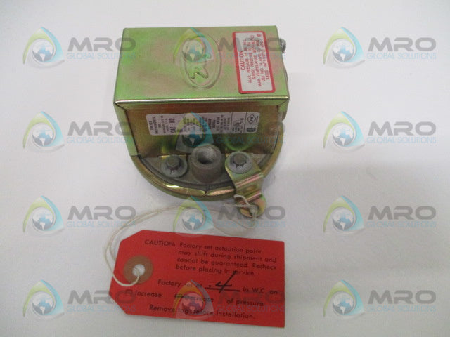 DWYER 1910-0 PRESSURE SWITCH .4 IN W.C.  *NEW IN BOX*