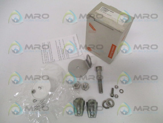 IFM EFECTOR E20997 MOUNTING SET *NEW IN BOX*