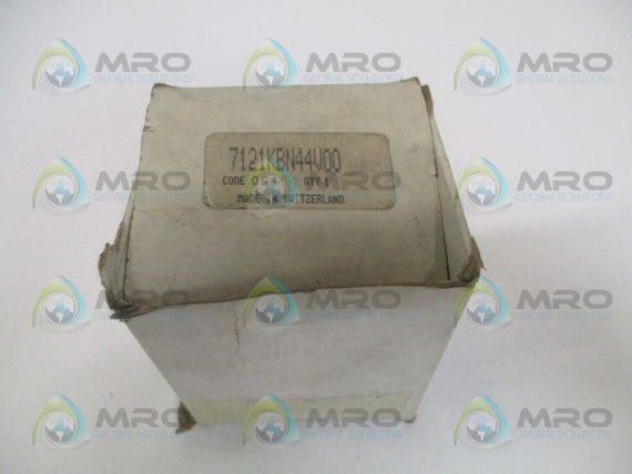 HONEYWELL 7121KBN44V00N0C111C1 SOLENOID VALVE *NEW IN BOX*