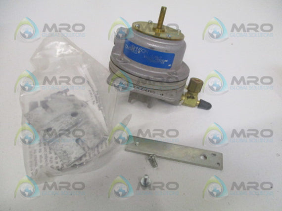 JOHNSON CONTROLS  P-5217-7 STATIC PRESSURE TRANSMITTER 0/5 IN. W.C. *NEW IN BOX*