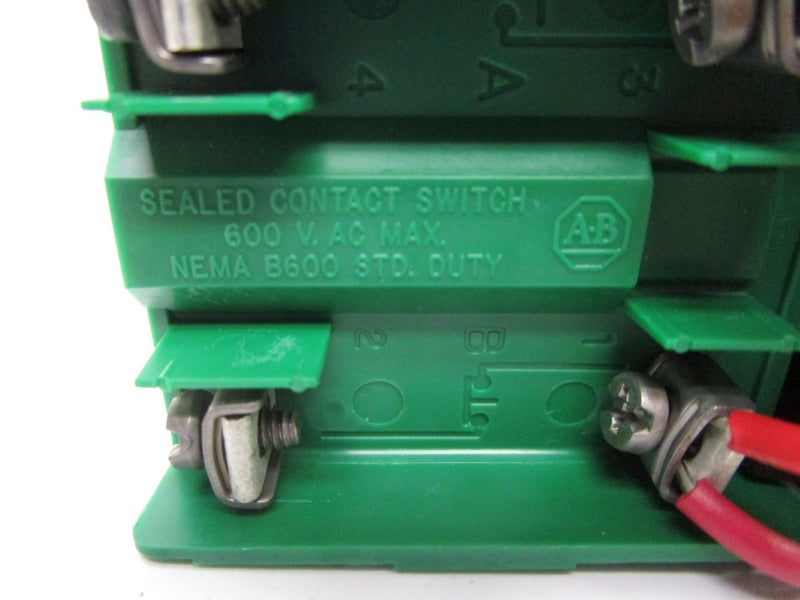 ALLEN BRADLEY 800T-QT24AAP SER. T 24VAC/DC (WH) NSMP