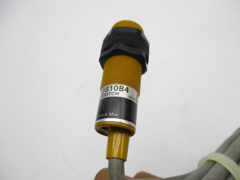 OMRON E3F-DS10B4 12-24VDC NSNP
