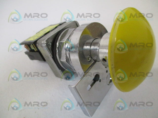 REES 40102-104 YELLOW PUSHBUTTON OPERATOR PADLOCK ATTACH *NEW IN BOX*