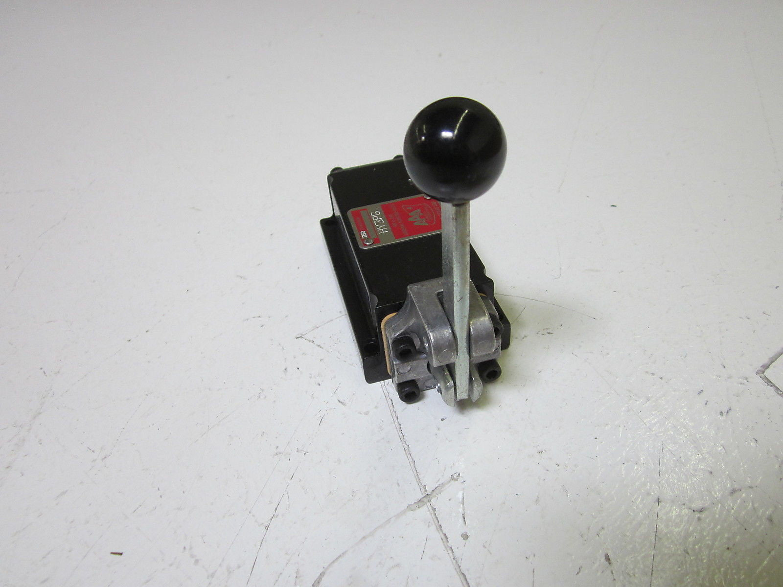 AAA PRODUCTS INTERNATIONAL HY3PG VALVE 250PSI *USED*