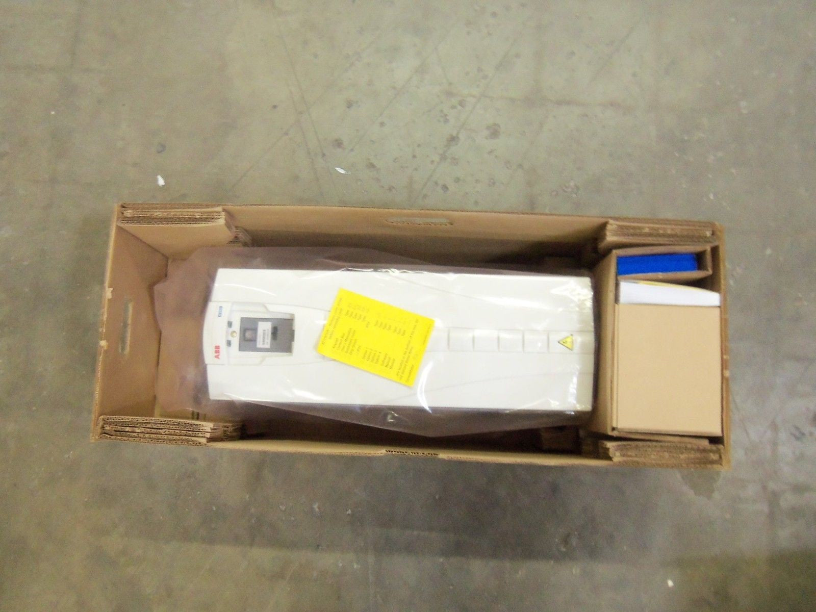 ABB ACH550-UH-059A-4 AC DRIVE *NEW IN BOX*