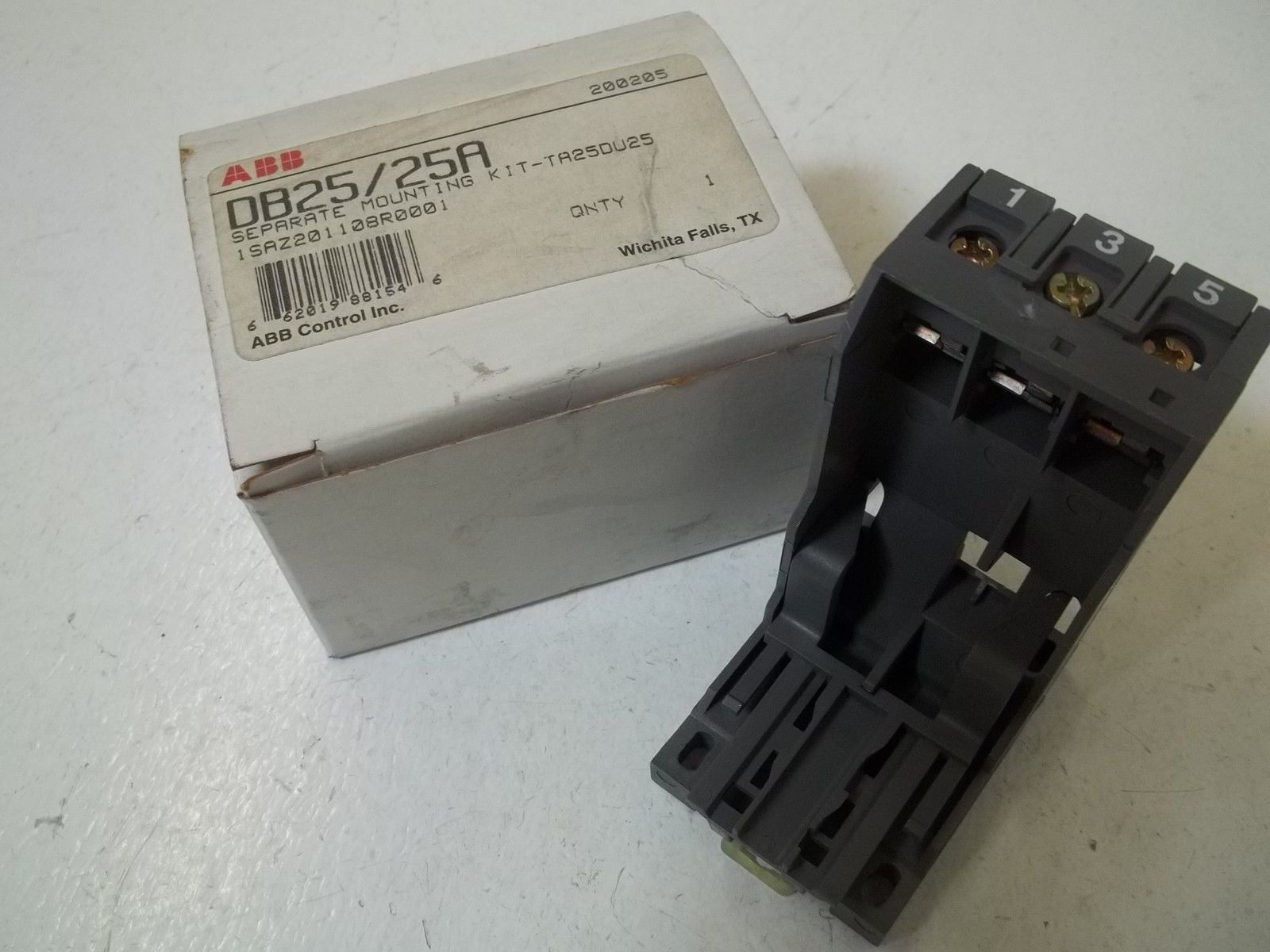 ABB DB25/25A SEPARATE  MOUNTING KIT *NEW IN BOX*