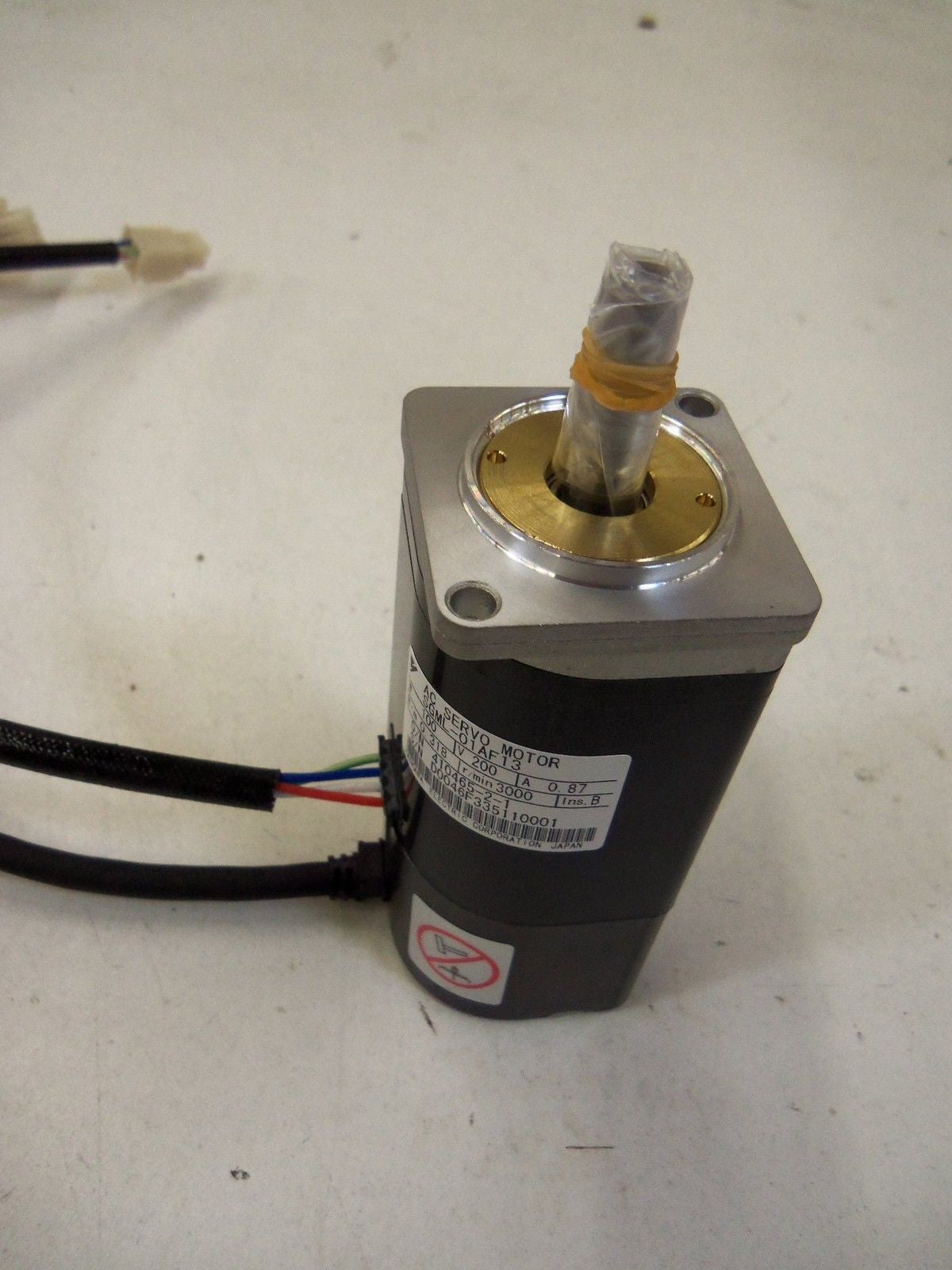 AC SERVO MOTOR SGML-01AF13 *NEW IN BOX*