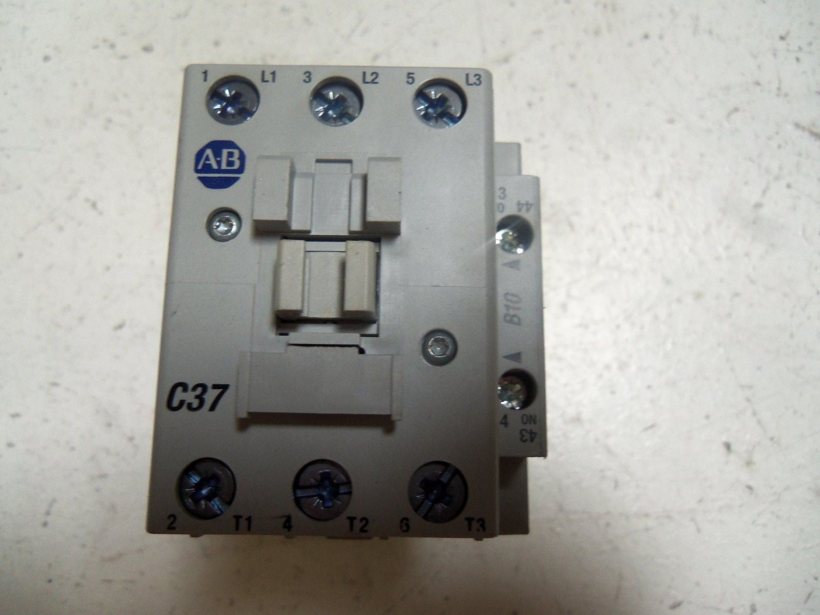 ALLEN BRADLEY 100-C37ZJ00 SER. C CONTACTOR 24VDC *USED*