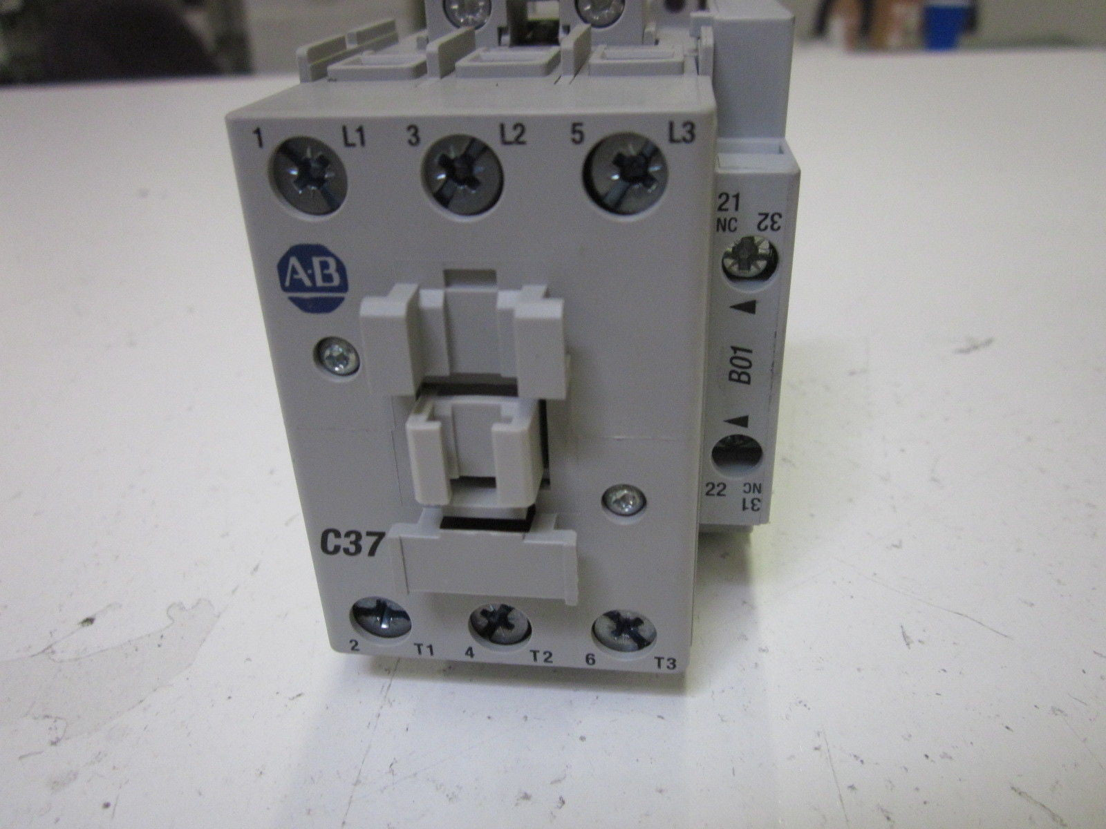 ALLEN BRADLEY 100-C37DJ01 SER. C CONTACTOR 24VDC *NEW NO BOX*