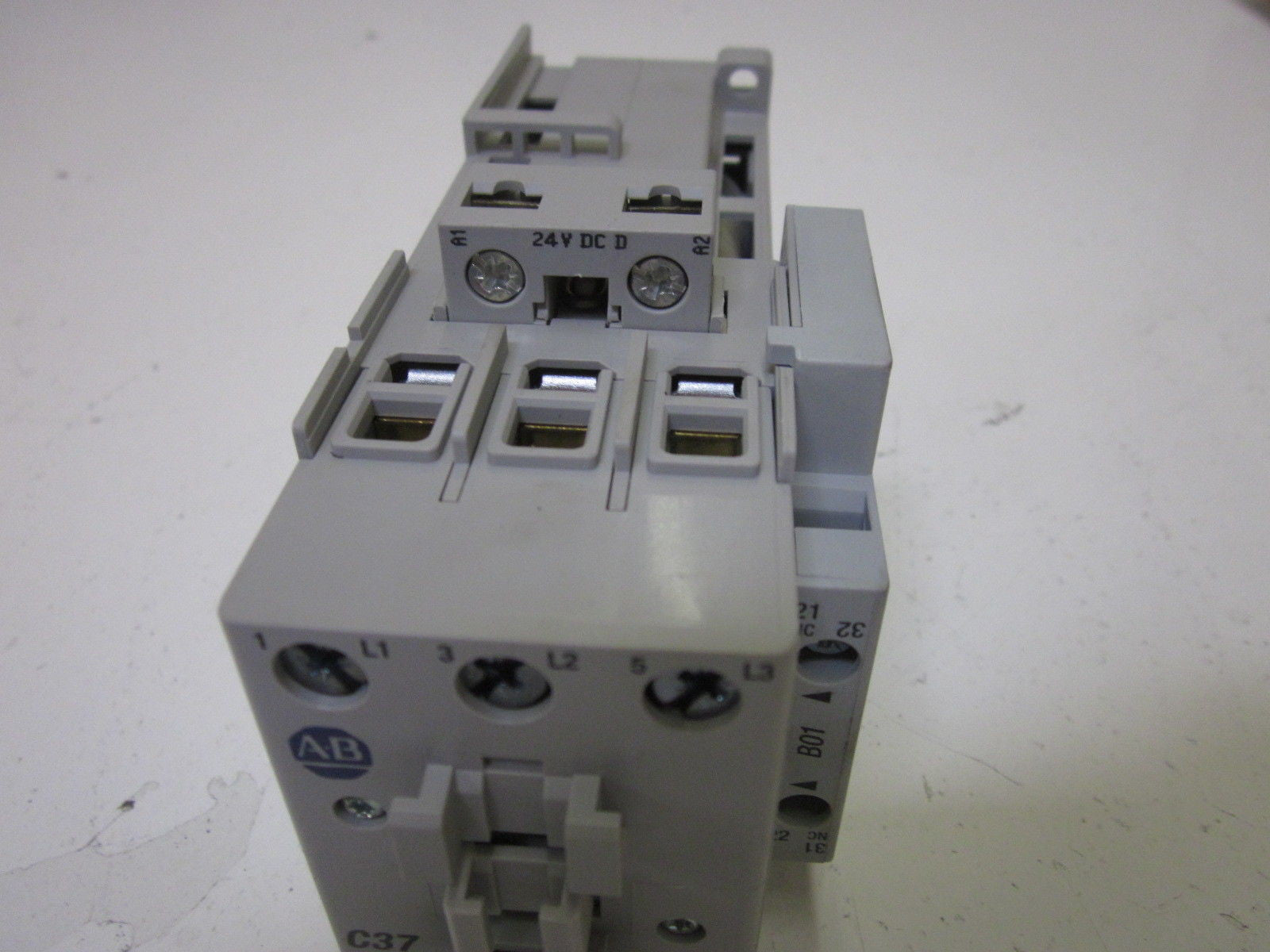 ALLEN BRADLEY 100-C37DJ01 SER. C CONTACTOR 24VDC *NEW NO BOX*
