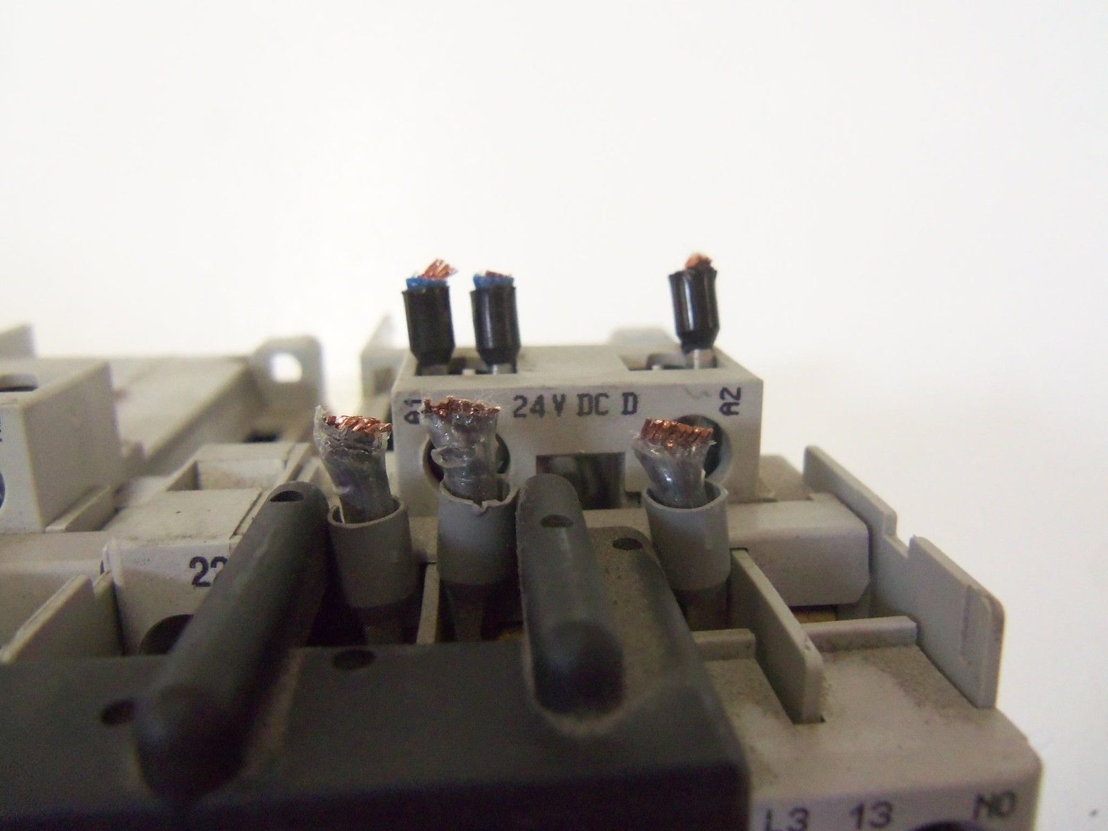 ALLEN BRADLEY 104S-C09DJ210BC SER. B SAFETY CONTACTOR 24VDC *USED*