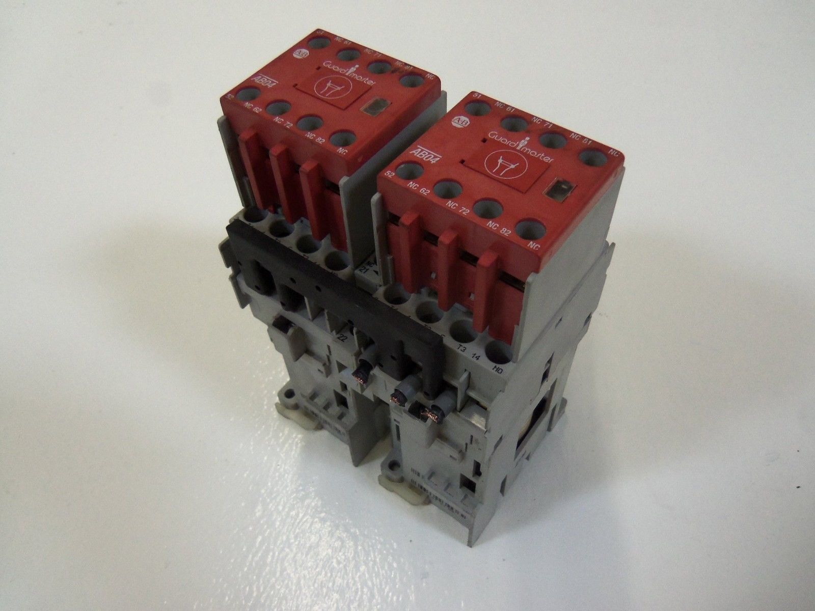 ALLEN BRADLEY 104S-C09DJ210BC SER. B SAFETY CONTACTOR 24VDC *USED*