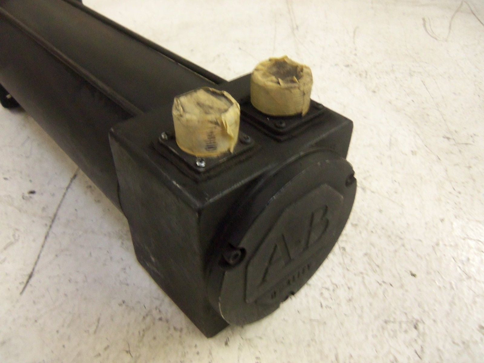 ALLEN BRADLEY 1326AB-A3E-11 AC SERVO MOTOR 1.2 KW 3000 RPM *USED*