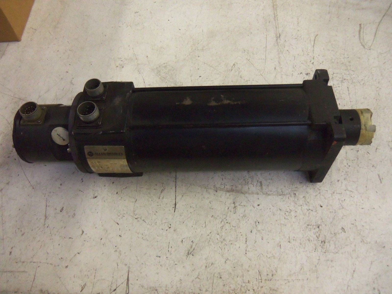 ALLEN BRADLEY 1326AB-B2E-11-A5 AC SERVO MOTOR 2.3 KW 3000 RPM *USED*