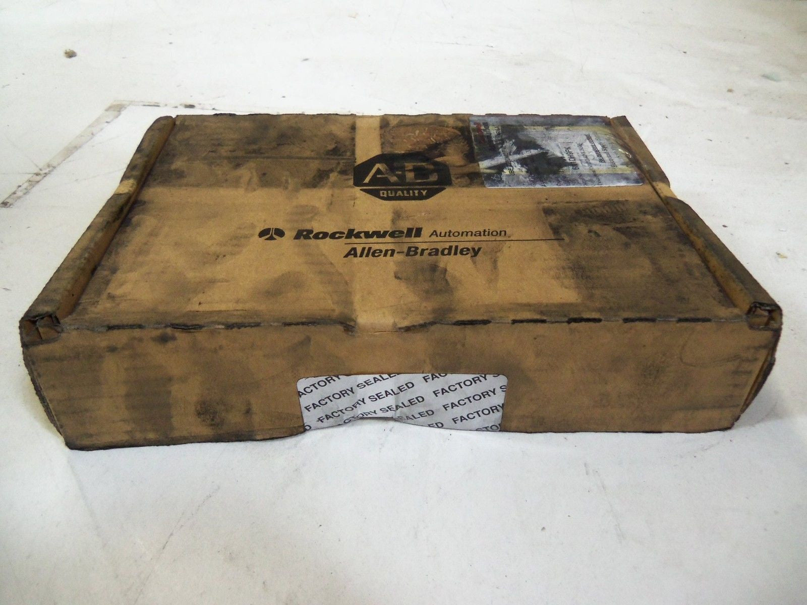 ALLEN BRADLEY SLC 500 1746-OV32 SER. D OUTPUT MODULE *FACTORY SEALED*