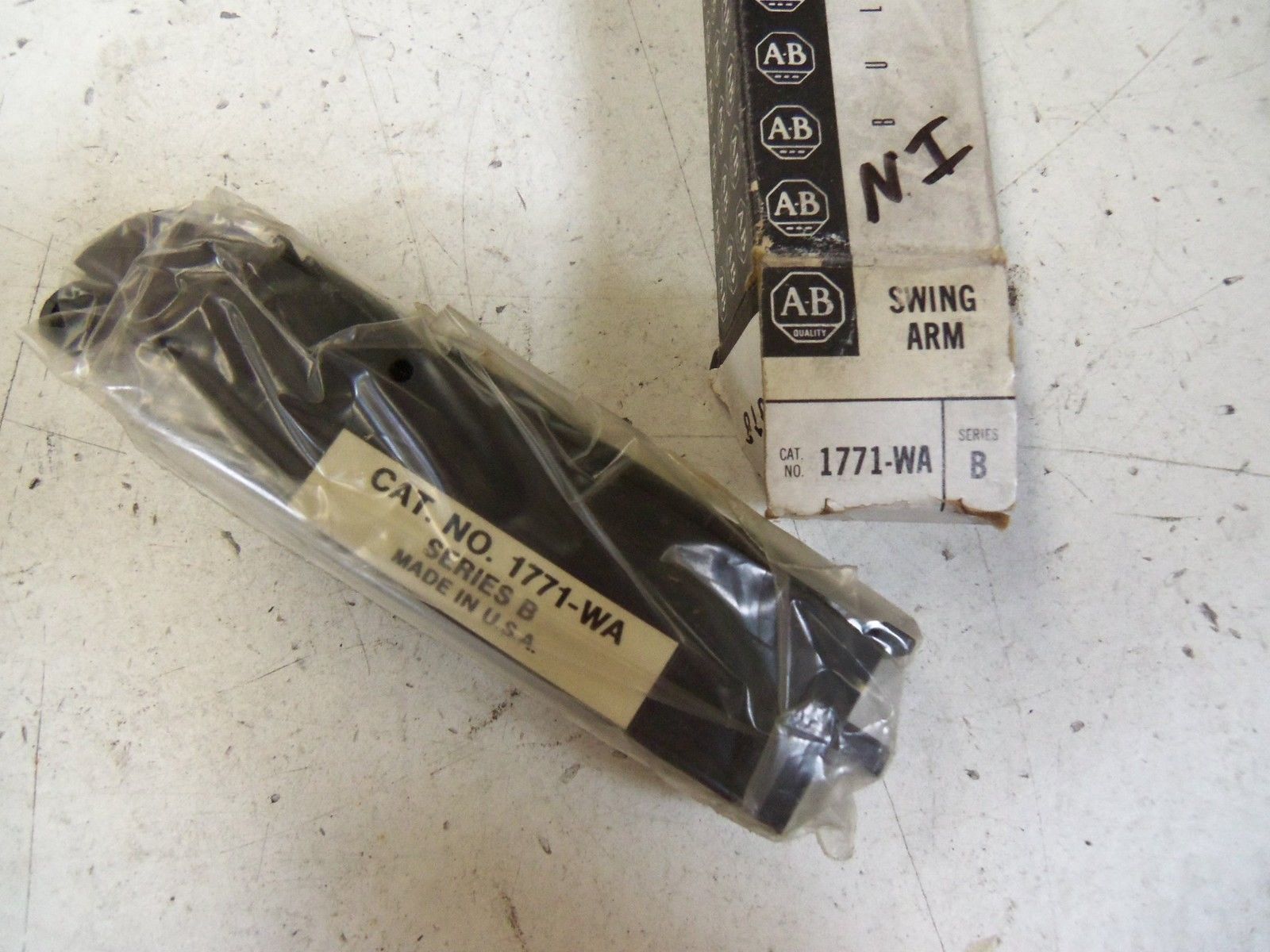 ALLEN BRADLEY 1771-WA SER. B WIRING SWING ARM *NEW IN BOX*