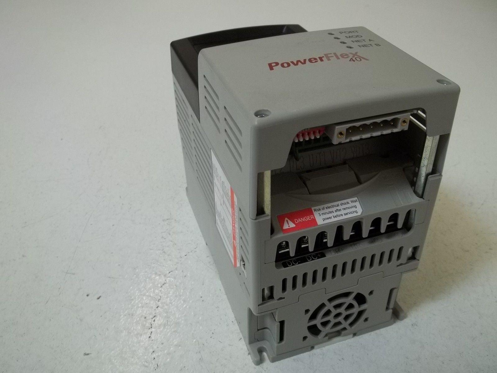 ALLEN BRADLEY POWERFELX 40 22B-B8P0N104 SER. A F/W 3.02 AC DRIVE *USED*