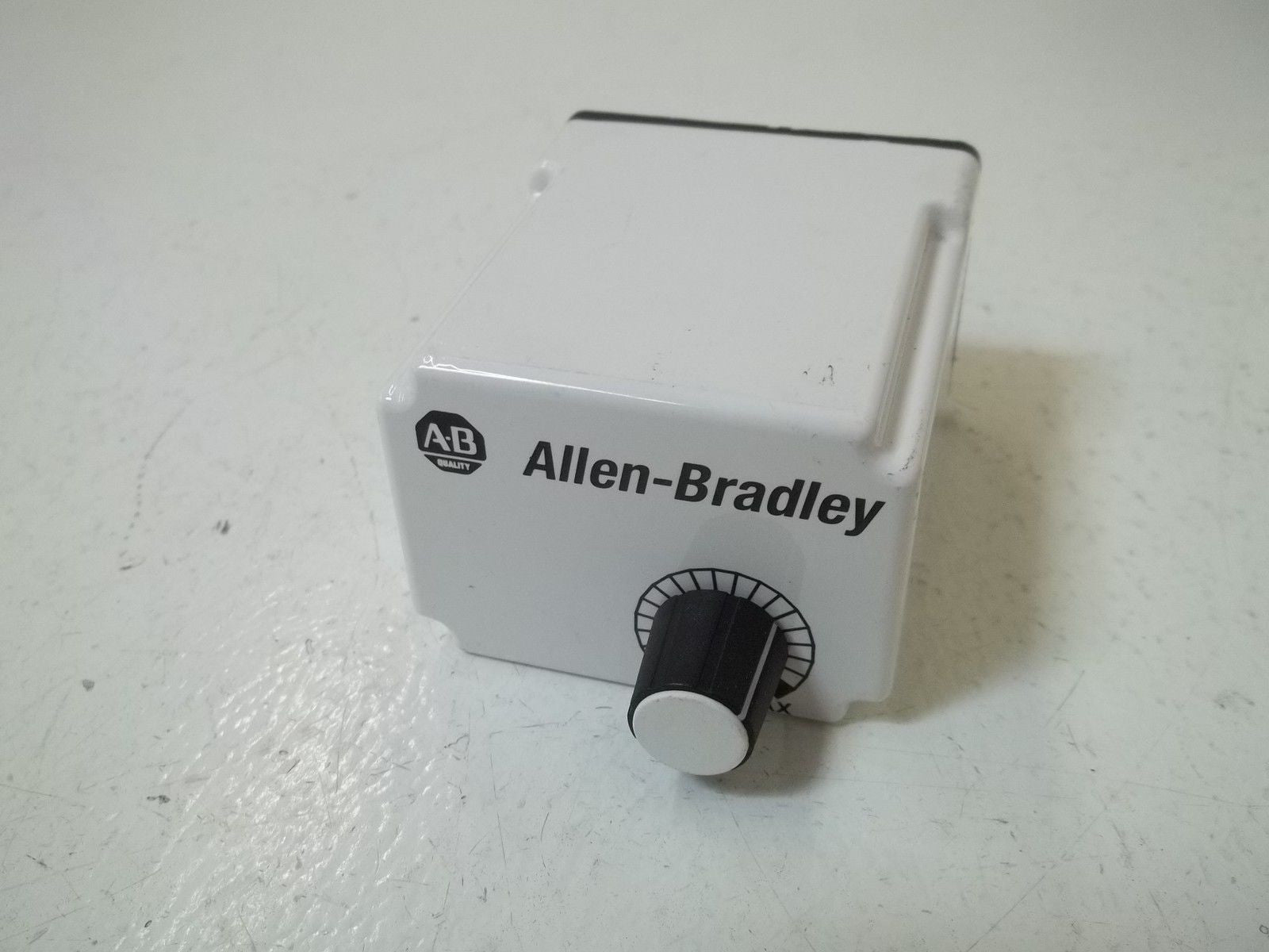 ALLEN BRADLEY 700-4T12AU120 SER.A *USED*
