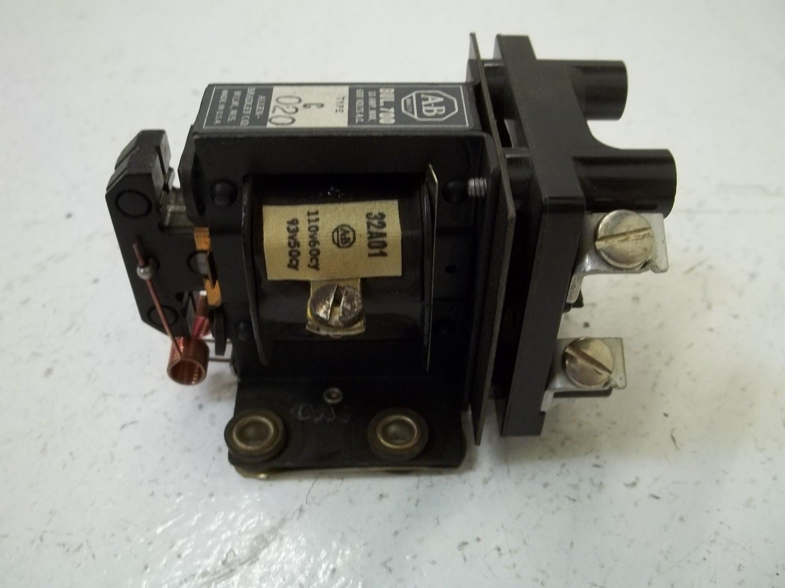ALLEN BRADLEY 700-C020 110V *NEW NO BOX*