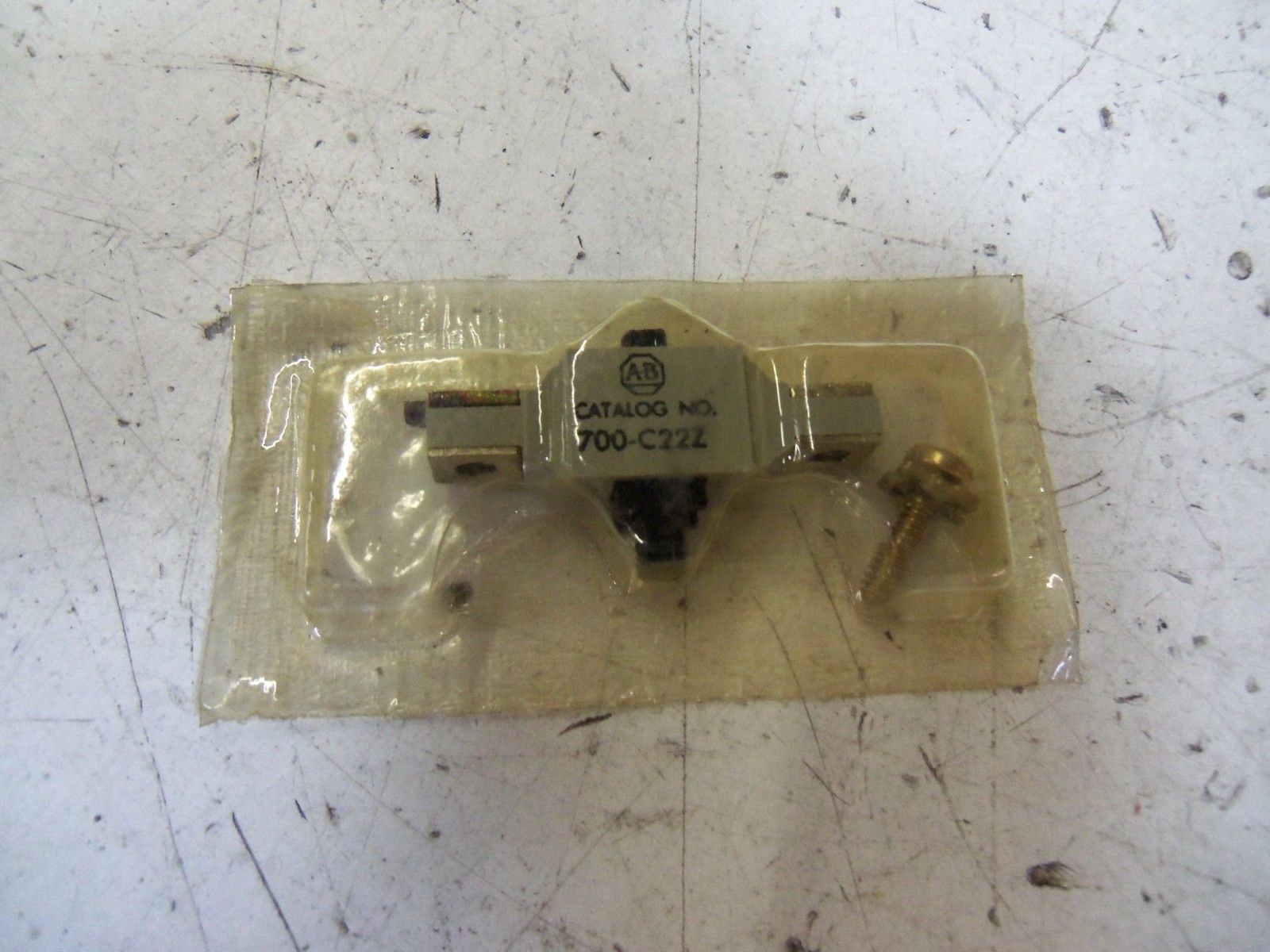 ALLEN BRADLEY 700-C22Z (MISSING ONE SCREW) *NEW NO BOX*